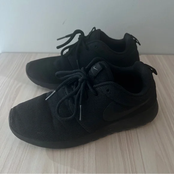 Nike Women’s Triple Black Roshe Run Sneakers Running Shoes Activewear Sport - Picture 3 of 5
